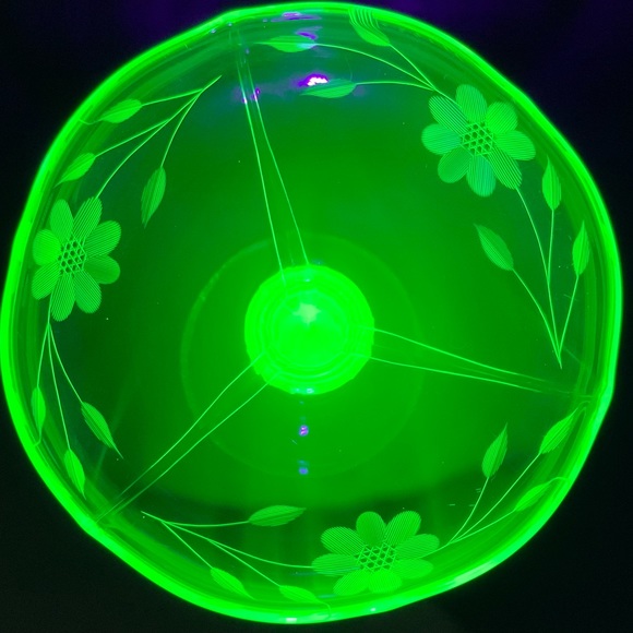 Flower Design Compote, Uranium Glass, Vaseline Glass, - Picture 3 of 7